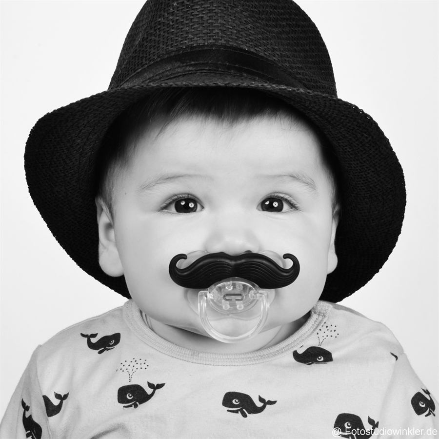 Baby mit Hut und Schnuller-Schnurrbart
